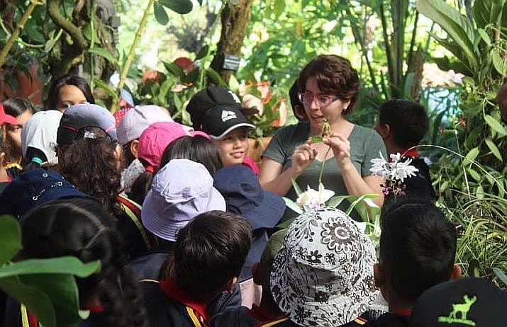 Children exploring the Vallarta Botanical Garden during Día del Niño