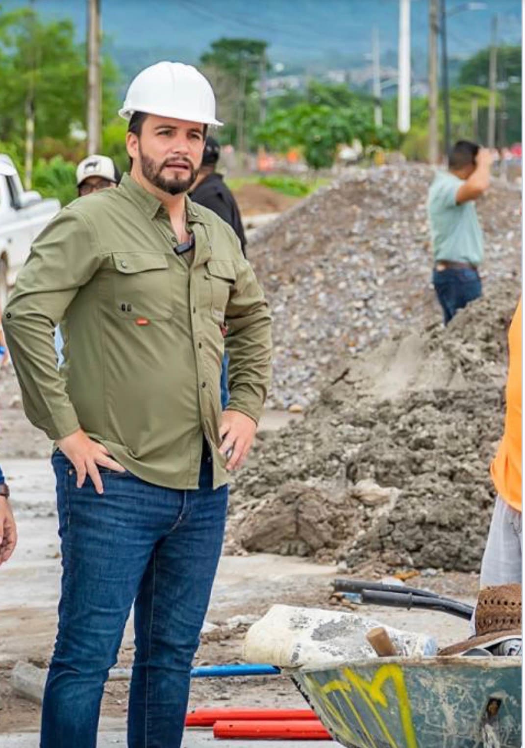 Luis Munguรญa supervises the work of the Amado Nervo Bridge, they plan to inaugurate it this year.